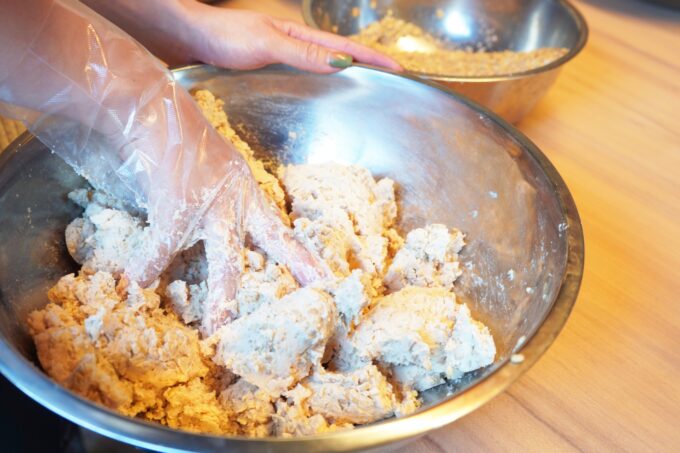 会議室でできる味噌づくり体験 楽しみながら学ぶ大人の食育