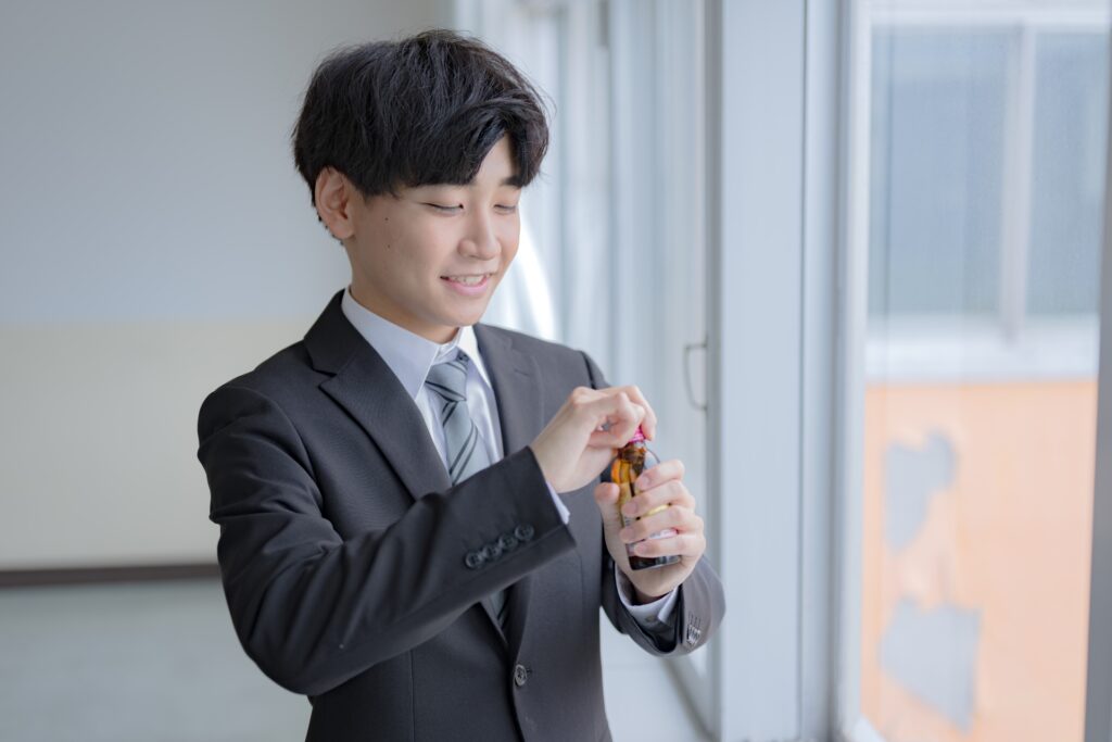 画像 一人暮らしの新入社員が朝食を抜く様子
新入社員の食事と朝食の悩みを表すイメージ