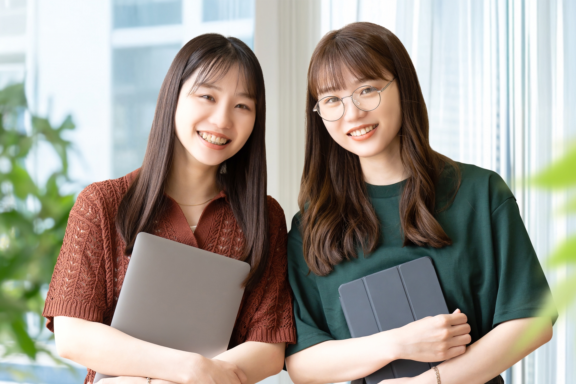 春に新入社員が集まり話をしている様子 新入社員施策と大人の食育を考えるイメージ