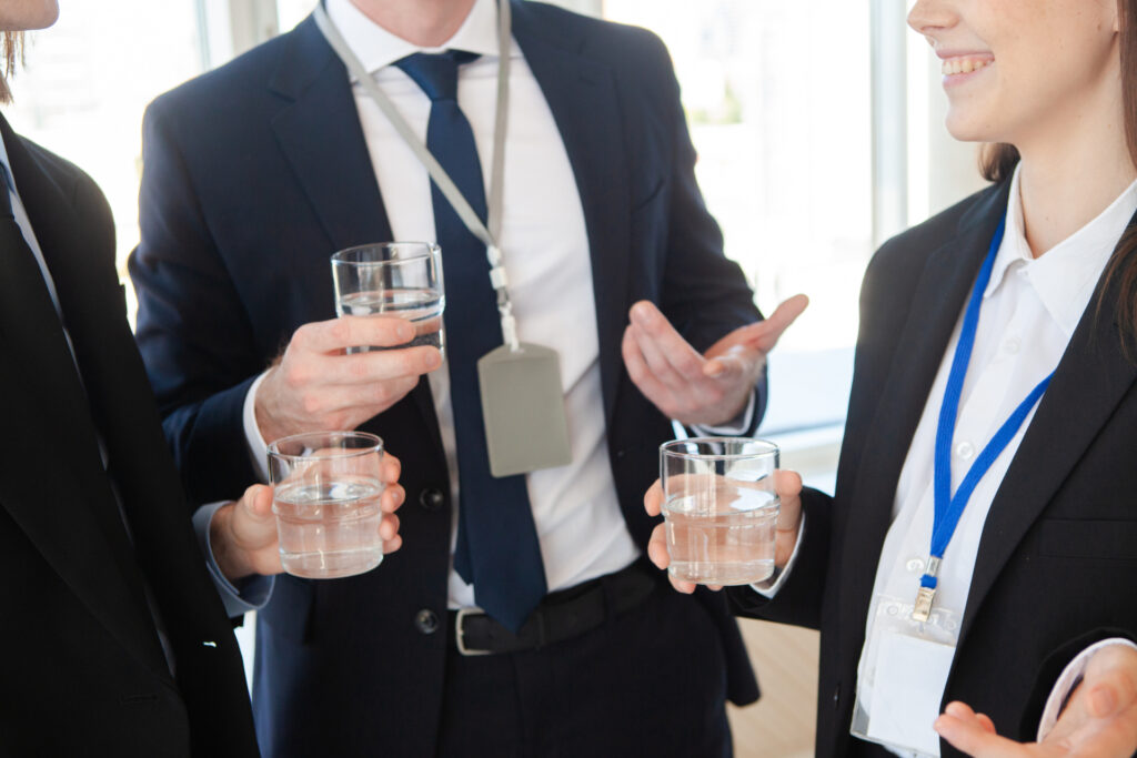 画像 社員がテーブルを囲み交流している社内イベントの様子
従業員交流を目的とした参加型施策のイメージ