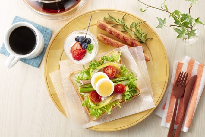 新入社員や若手社員が食べる朝ごはん 朝食が健康づくり施策で重要というイメージ