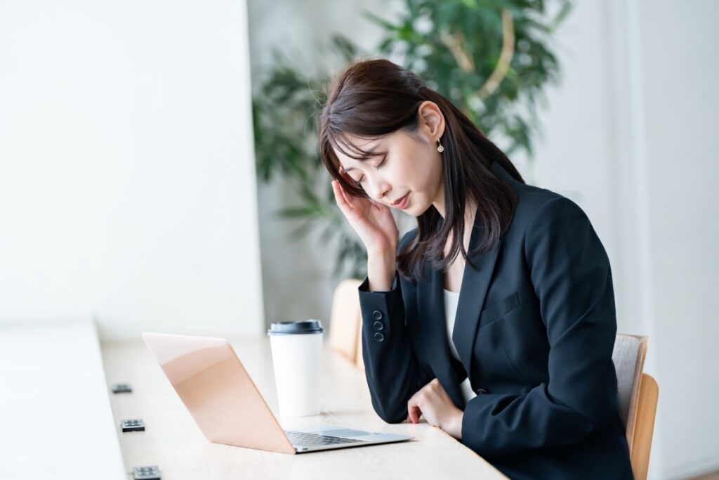 朝食をとらずに出社する若手社員の様子
新入社員の朝ごはん欠食のイメージ
